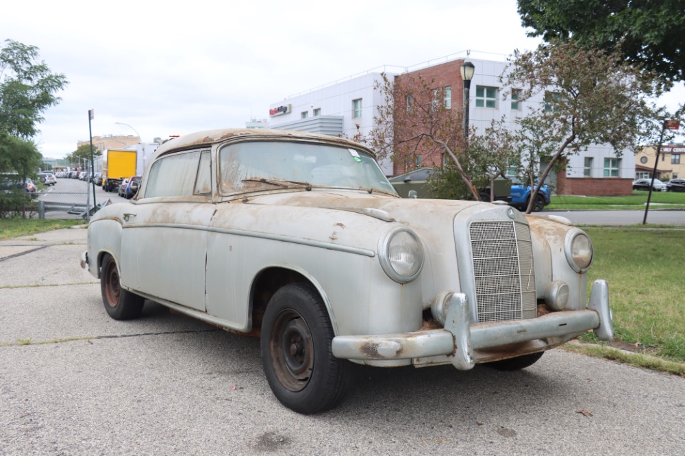 Mercedes-Benz 220S